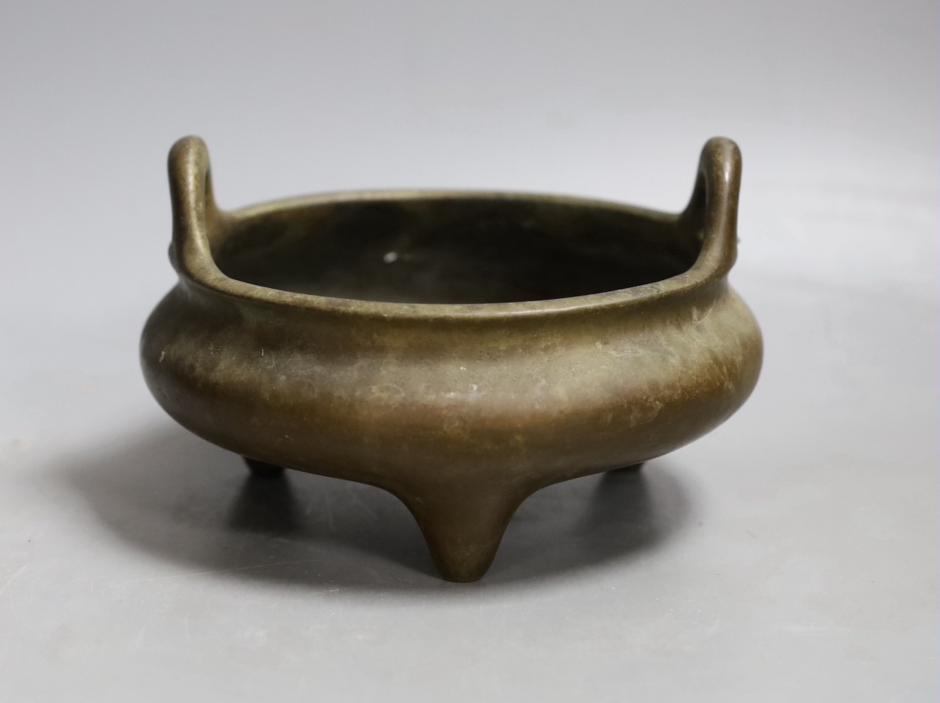 An 18th/19th century Chinese bronze tripod censer - 16cm diameter